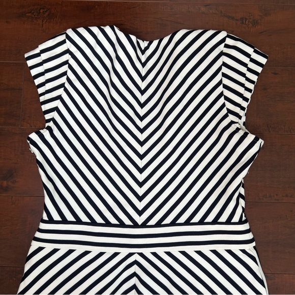 REISS Petula Shift Dress Knee Length Black White Stripe Chevron Print Size 8 - Picture 6 of 11